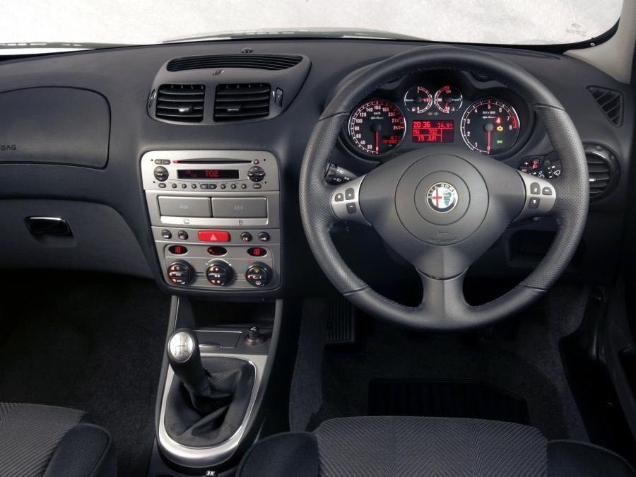Торпедо Alfa Romeo 147 3-Door (937A) 2005 года  (AU) (фото 3 из 17)